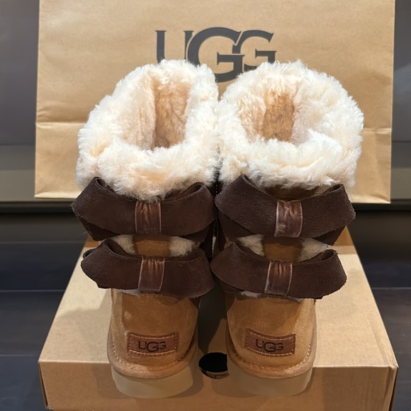 UGG BAILEY SUEDE BOW BOOTS IN CHESTNUT SZ 7, 8 NEW IN BOX - Picture 1 of 15